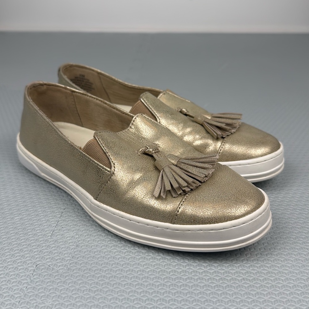 Anne Klein flats in size 6M.
